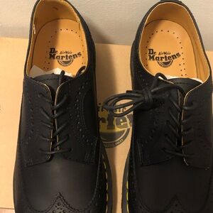 DR. MARTENS MEN’S BLACK NOIR GREASY SHOES